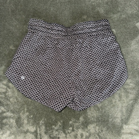 Lululemon Reversible Athletic Shorts - Picture 4 of 6